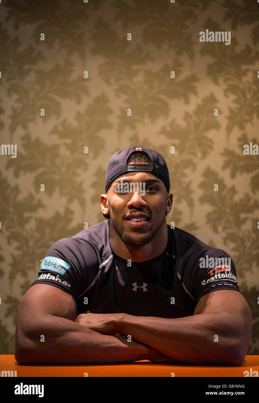 Anthony Joshua si pone dopo la conferenza stampa all'Hilton Syon Park, Londra. Foto Stock