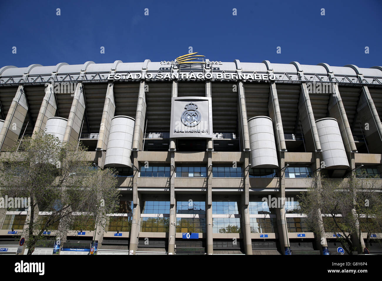 Vista generale dello stadio Santiago Bernabeu prima della semifinale della UEFA Champions League, seconda tappa tra Real Madrid e Manchester City. Foto Stock