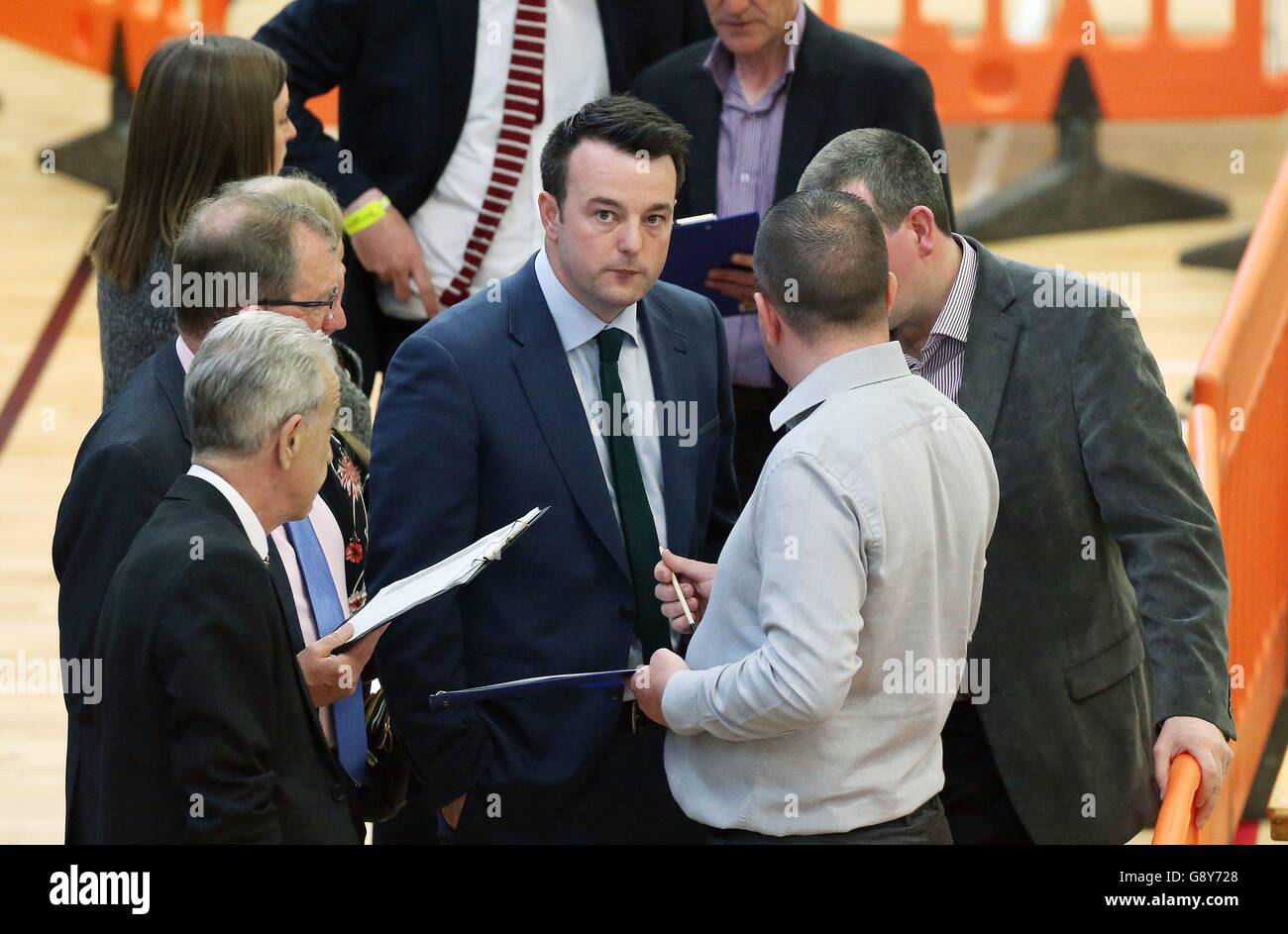 SDLP leader Colum Eastwood (centro), mentre il conteggio dei voti continua alla Foyle Arena di Londonderry, nelle circoscrizioni di Foyle e di East Londonderry, nelle elezioni dell'Assemblea dell'Irlanda del Nord. Foto Stock