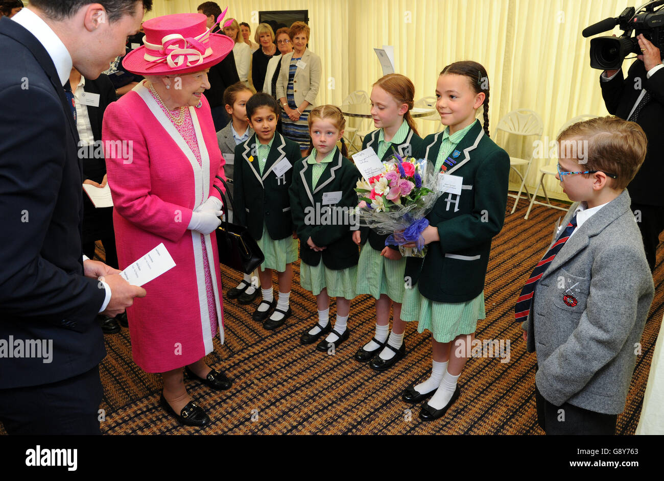 La regina Elisabetta II saluta gli studenti della scuola di Heatherton House mentre visita Berkhamsted, Hertfordshire, come parte delle celebrazioni del 475° anniversario della Berkhamsted School. Foto Stock