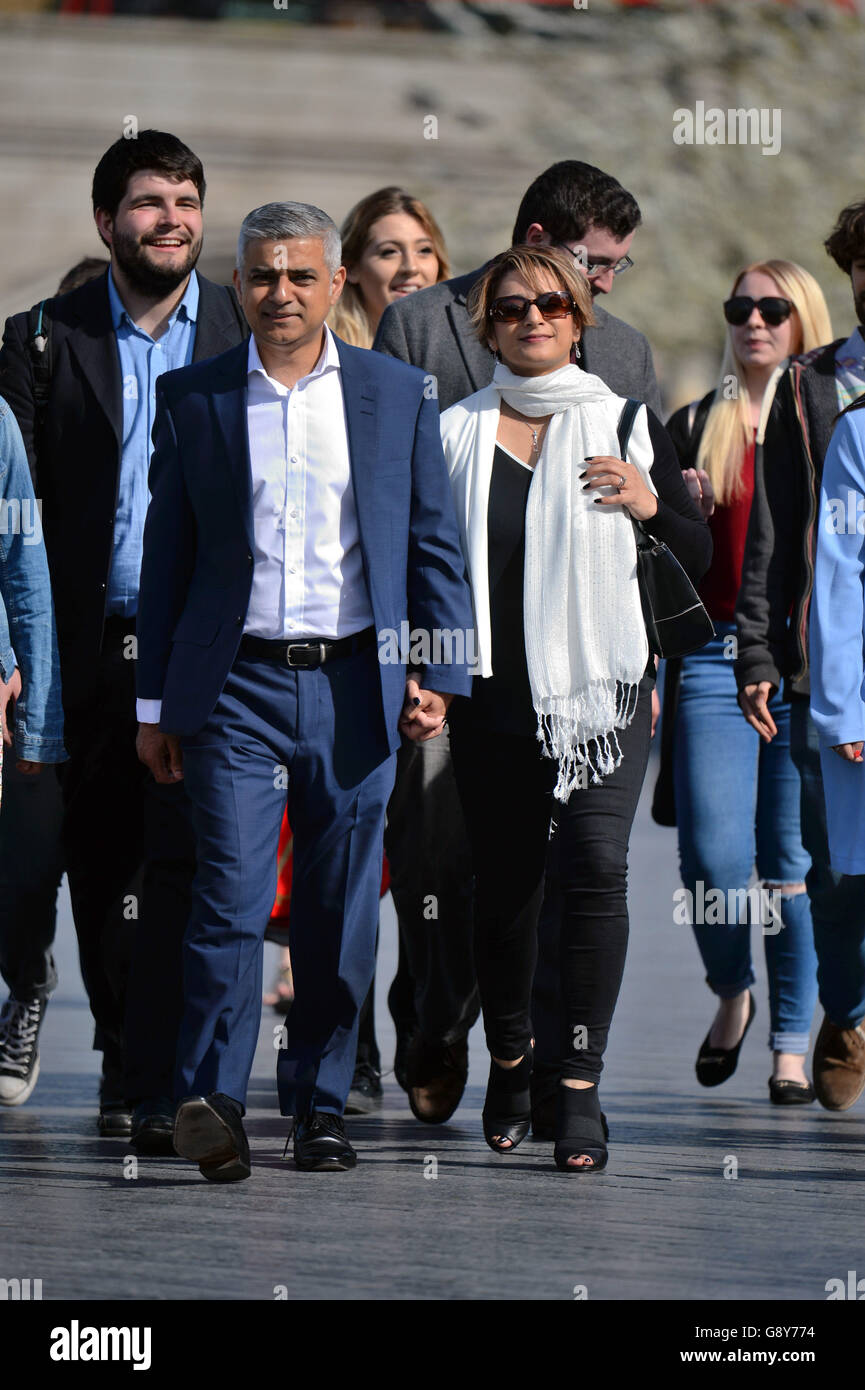 Il candidato mayoral del lavoro Sadiq Khan e sua moglie Saadiya arrivano al Municipio di Londra, mentre continuano a contare i voti per il Sindaco di Londra e le elezioni dell'Assemblea di Londra. Foto Stock