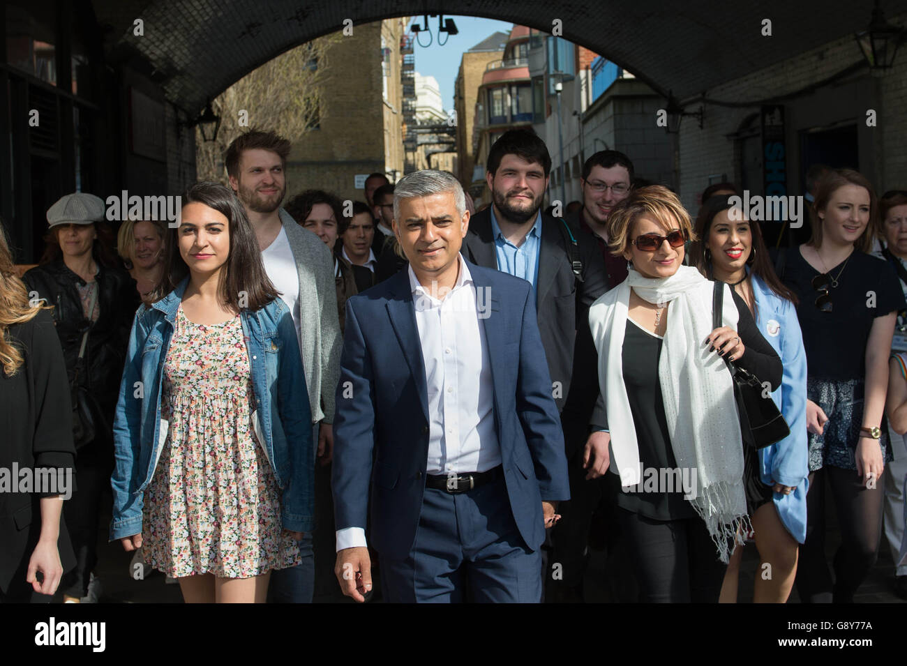 Il candidato mayoral del lavoro Sadiq Khan arriva al Municipio di Londra con la moglie Saadiya (a destra) e il team della campagna, poiché continua a contare sui voti per il Sindaco di Londra e le elezioni dell'Assemblea di Londra. Foto Stock