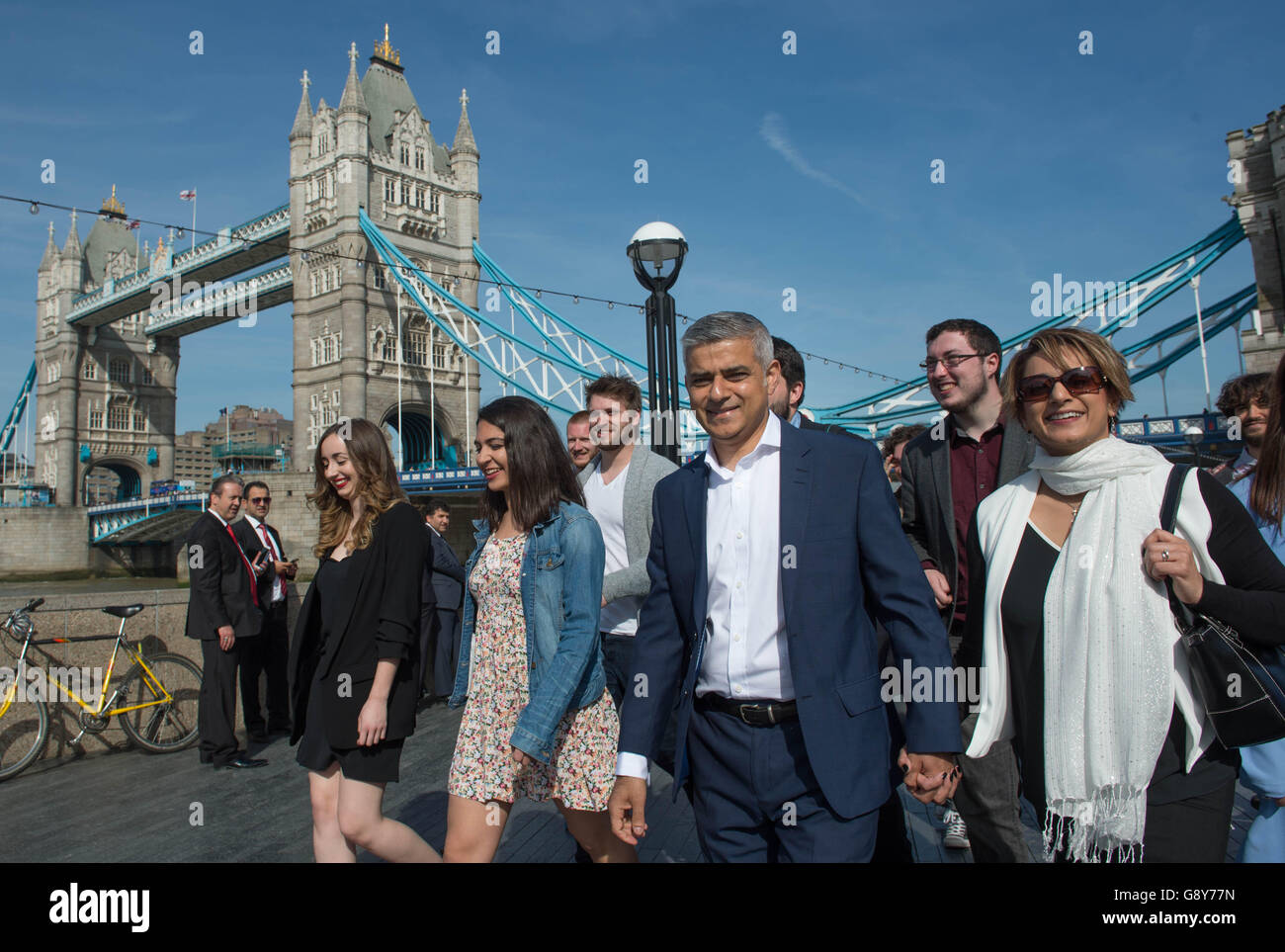 Il candidato mayoral del lavoro Sadiq Khan arriva al Municipio di Londra con la moglie Saadiya (a destra) e il team della campagna, poiché continua a contare sui voti per il Sindaco di Londra e le elezioni dell'Assemblea di Londra. Foto Stock