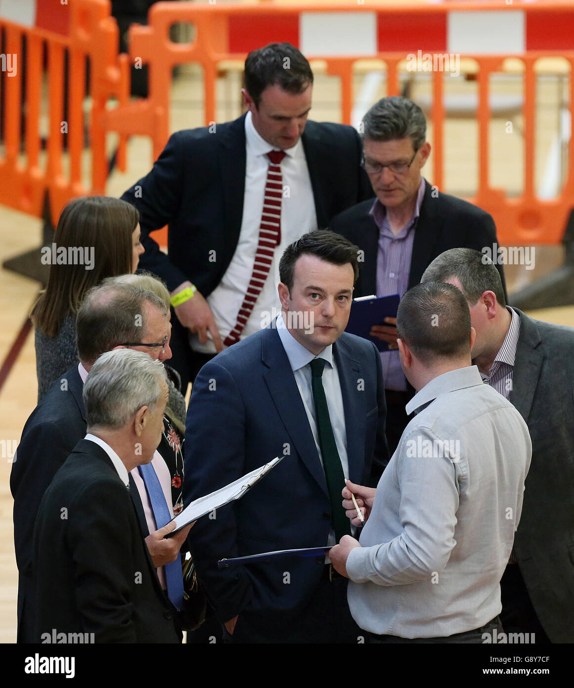 SDLP leader Colum Eastwood (avanti), mentre il conteggio dei voti continua alla Foyle Arena di Londonderry, nelle circoscrizioni di Foyle e di East Londonderry, nelle elezioni dell'Assemblea dell'Irlanda del Nord. Foto Stock