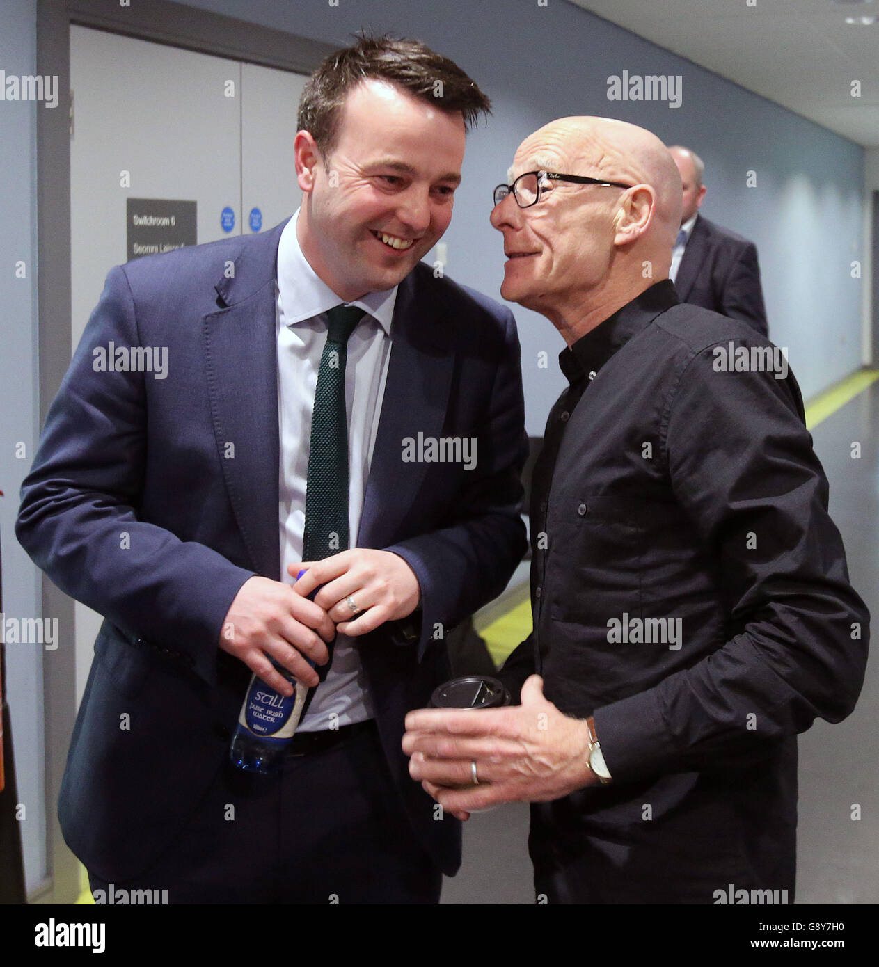 Il leader della SDLP Colum Eastwood (a sinistra) e le persone prima dei profitti Eamonn McCann condividono una battuta alla Foyle Arena di Londonderry, poiché il conteggio dei voti continua nelle circoscrizioni di Foyle e East Londonderry nelle elezioni dell'Assemblea dell'Irlanda del Nord. Foto Stock