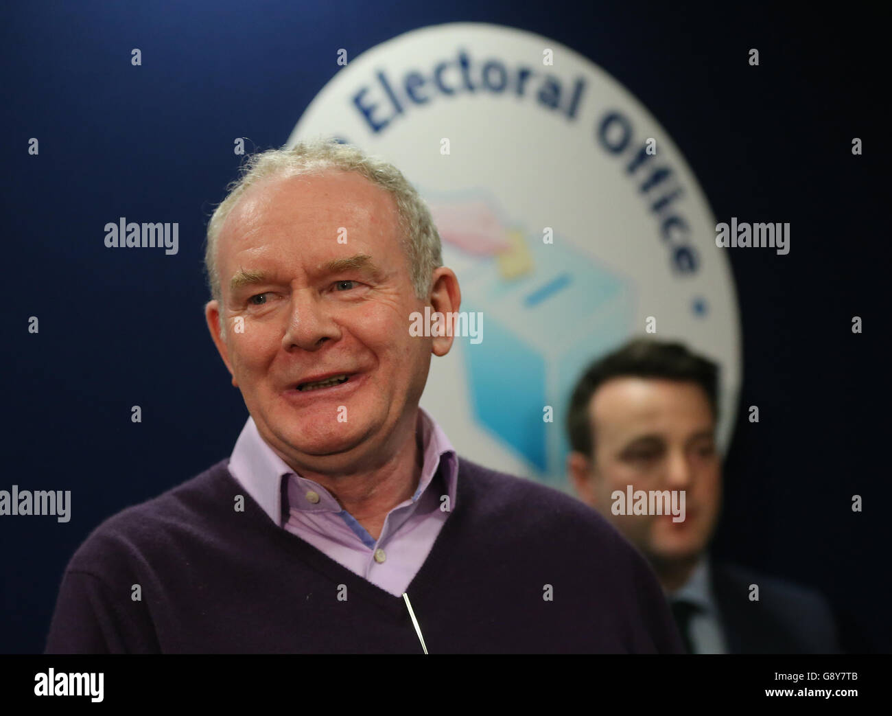 Martin McGuinness di Sinn Fein e Colum Eastwood, leader dell'SDLP, parlano dopo la loro elezione a Foyle mentre il conteggio dei voti continua alla Foyle Arena di Londonderry, nelle circoscrizioni di Foyle e di East Londonderry, nelle elezioni dell'Assemblea dell'Irlanda del Nord. Foto Stock