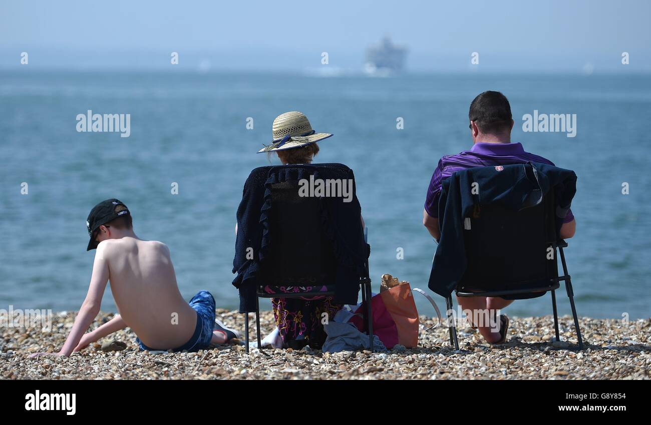Gli abbronzanti godono del caldo tempo sulla spiaggia di Southsea, Portsmouth Foto Stock