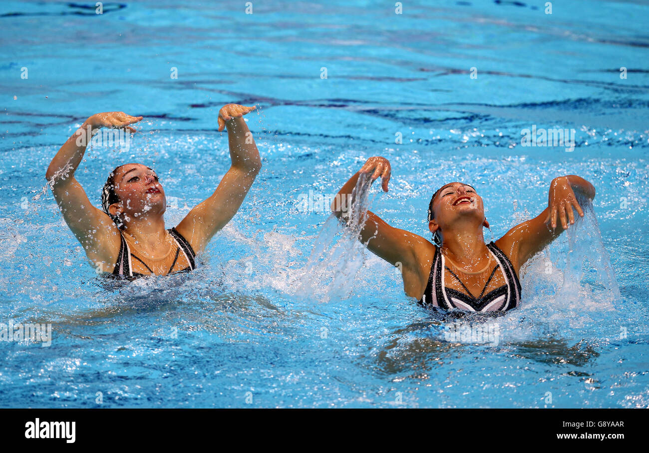 La Turchia Defne Bakirci e la misra Gundes competono nel Duet Free Synchronized Swimming durante il secondo giorno dei Campionati europei di Aquatics al London Aquatics Center di Stratford. PREMERE ASSOCIAZIONE foto. Data immagine: Martedì 10 maggio 2016. Vedi la storia della PA IMMERSIONI a Londra. Il credito fotografico dovrebbe essere: John Walton/PA Wire. Foto Stock