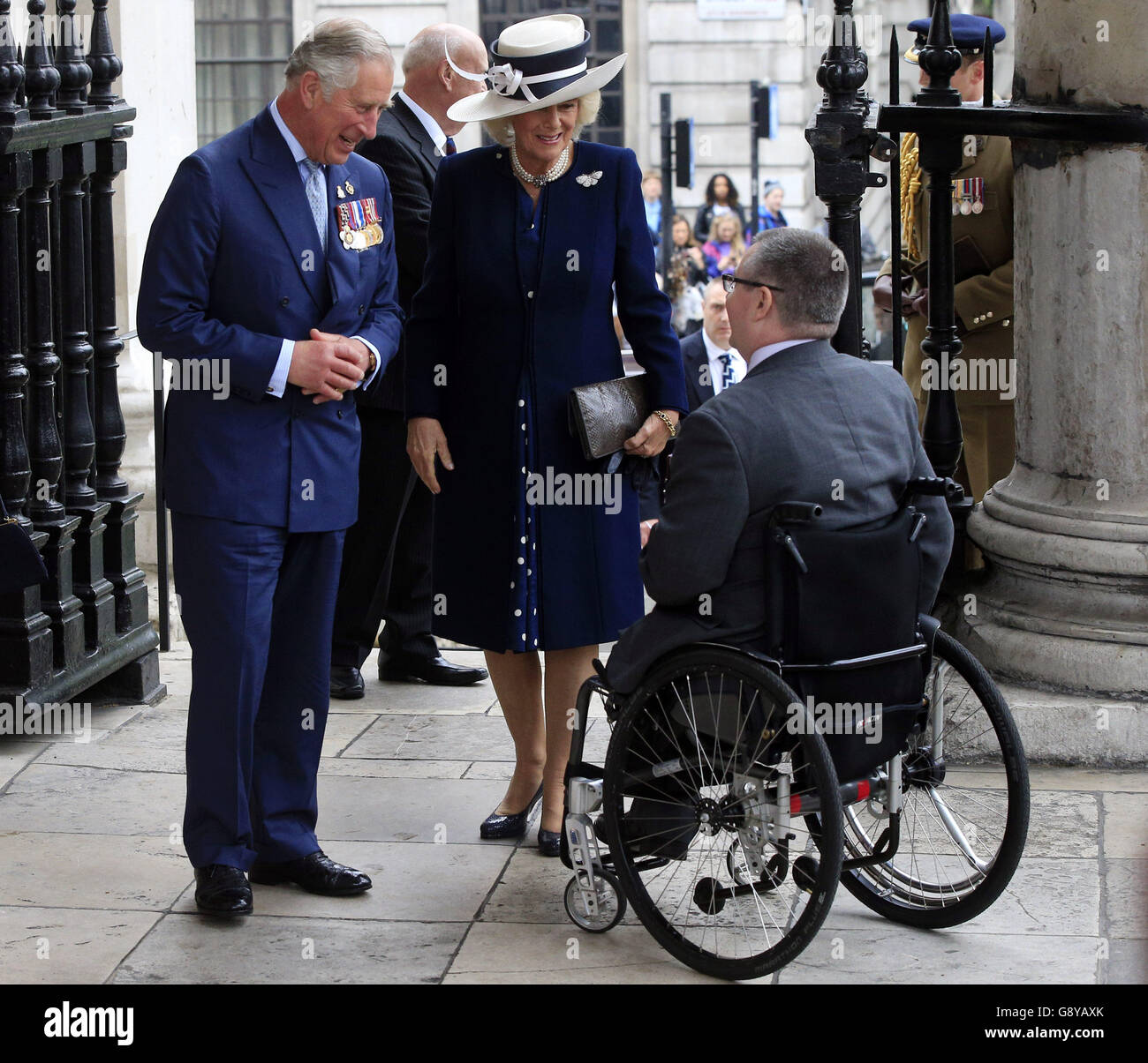 Il Principe di Galles e la Duchessa di Cornovaglia arrivano a St Martin-in-the-Fields in Trafalgar Square, Londra, per partecipare a un servizio di riunione e una festa del tè a sostegno della Croce Vittoria e George Cross Association. Foto Stock