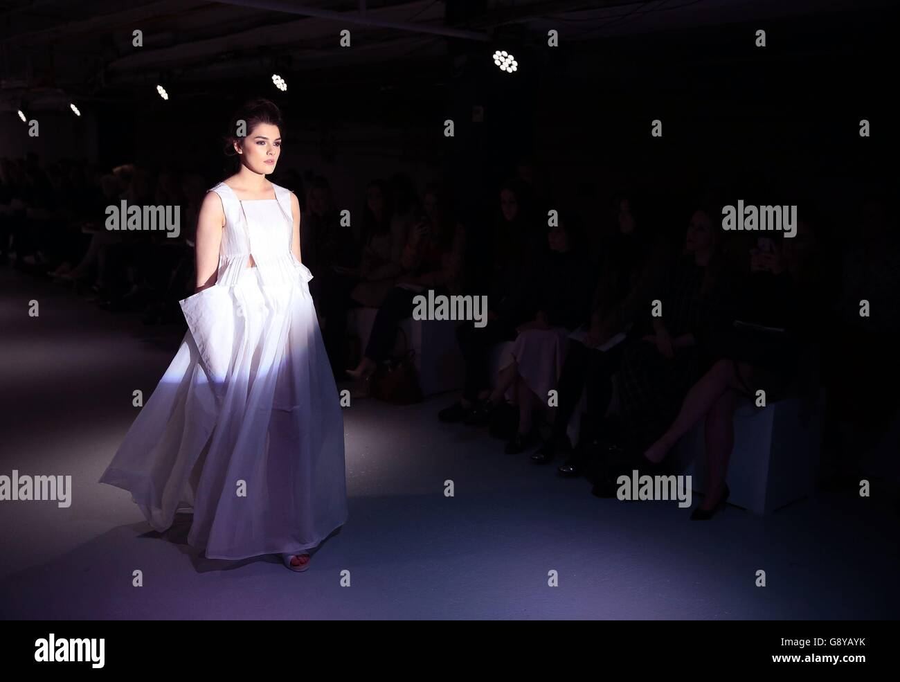 Un modello sulla passerella durante un'anteprima mediatica dell'annuale sfilata di moda del National College of Art and Design al Westbury Hotel di Dublino. Foto Stock