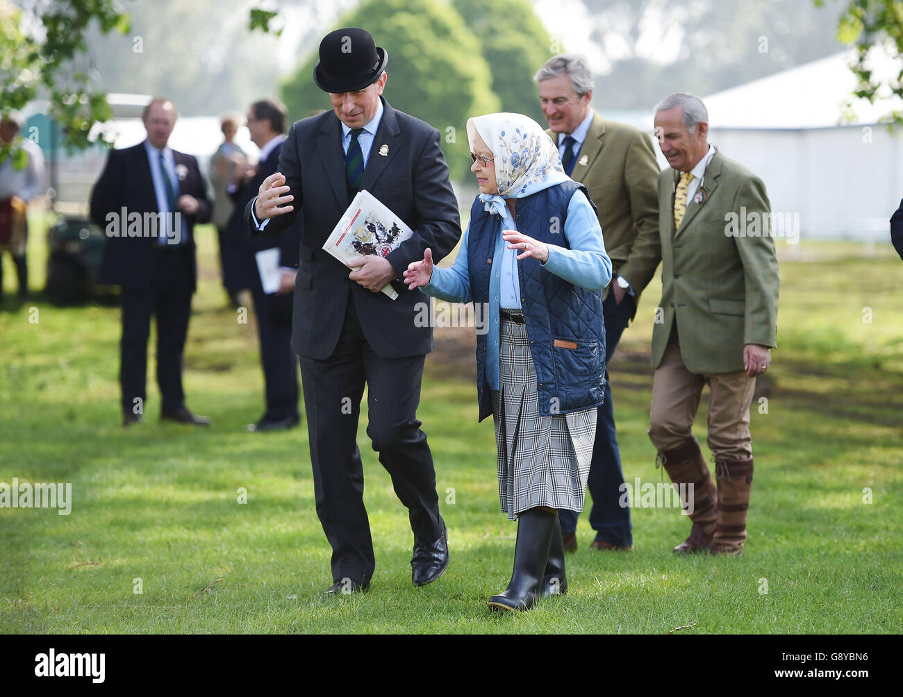 La regina Elisabetta II durante il Royal Windsor Horse Show, che si svolge nel parco del Castello di Windsor in Berkshire. Foto Stock