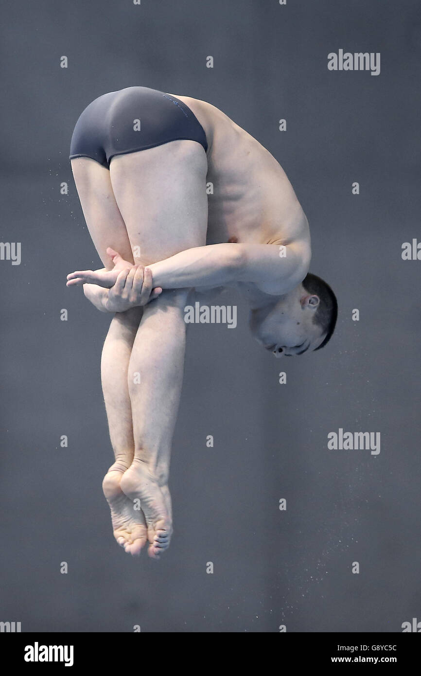 La Bielorussia YuryNaurozau si è disputata nel 3 m di Springboard preliminare durante il quarto giorno del Campionato europeo di Aquatics al London Aquatics Center di Stratford. PREMERE ASSOCIAZIONE foto. Data immagine: Giovedì 12 maggio 2016. Vedi la storia della PA IMMERSIONI a Londra. Il credito fotografico dovrebbe essere: John Walton/PA Wire. Foto Stock