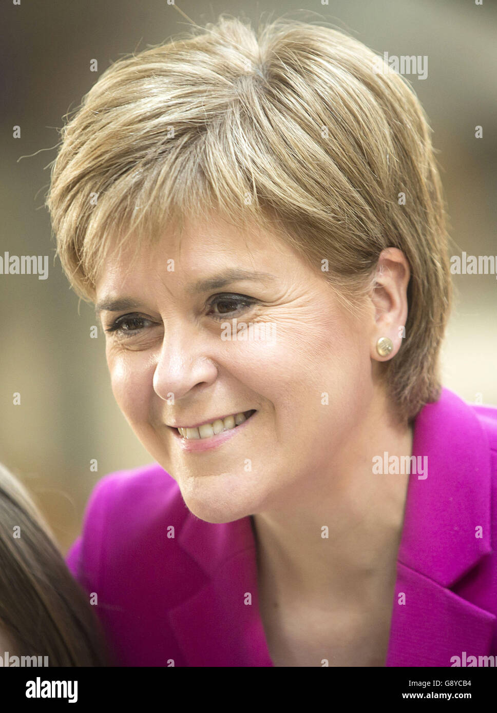 Primo ministro Nicola Sturgeon dopo essere stato giurato durante una cerimonia al Parlamento scozzese a Edimburgo. Foto Stock
