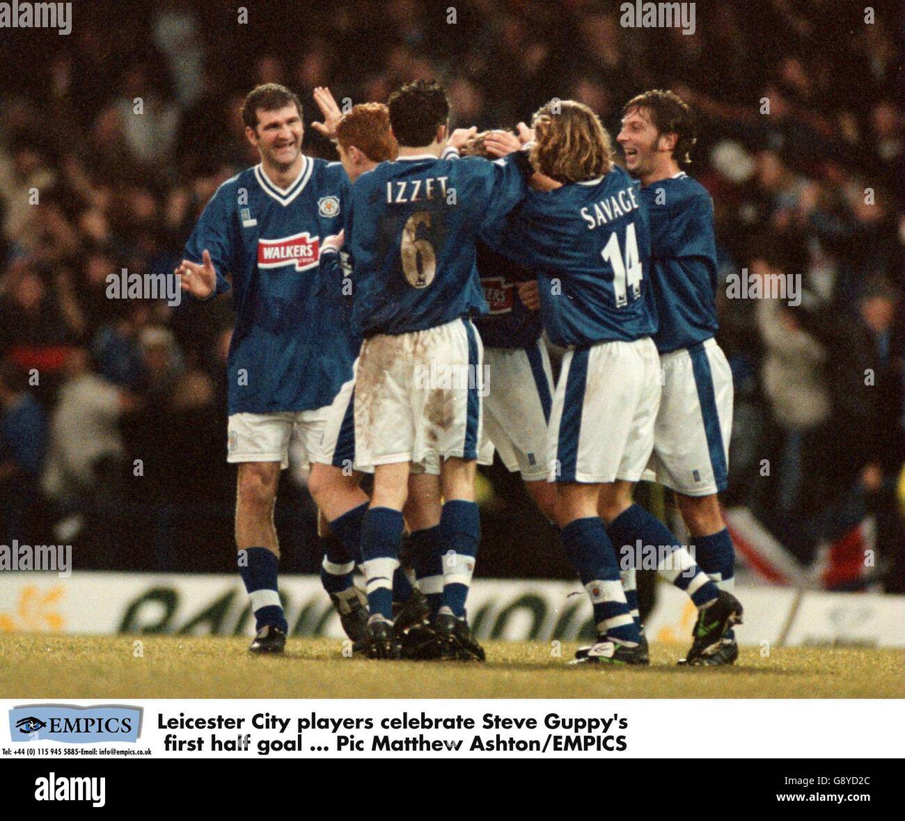 Steve Guppy (terza a destra) di Leicester City è congratulato con i compagni di squadra (sinistra-destra) Ian Marshall, Neil Lennon, Mustafa Izzet, Rob Savage, Garry Parker Foto Stock