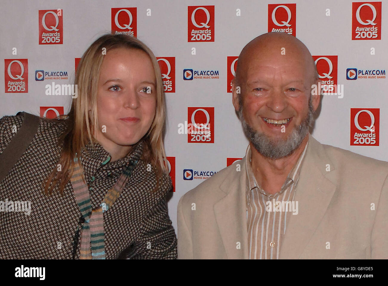 Michael Eavis con sua figlia Emily arriva al Grosvenor House Hotel per l'annuale Q Awards 2005, la cerimonia di premiazione annuale della rivista musicale. Foto Stock