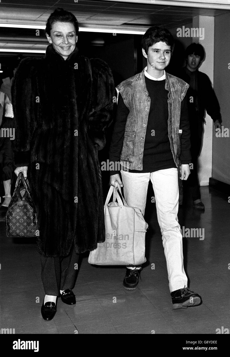 Audrey Hepburn e suo figlio Luca dotti. Audrey Hepburn (55), e suo figlio Luca dotti (14), arrivati all'aeroporto di Heathrow, dopo il volo da Roma. Foto Stock
