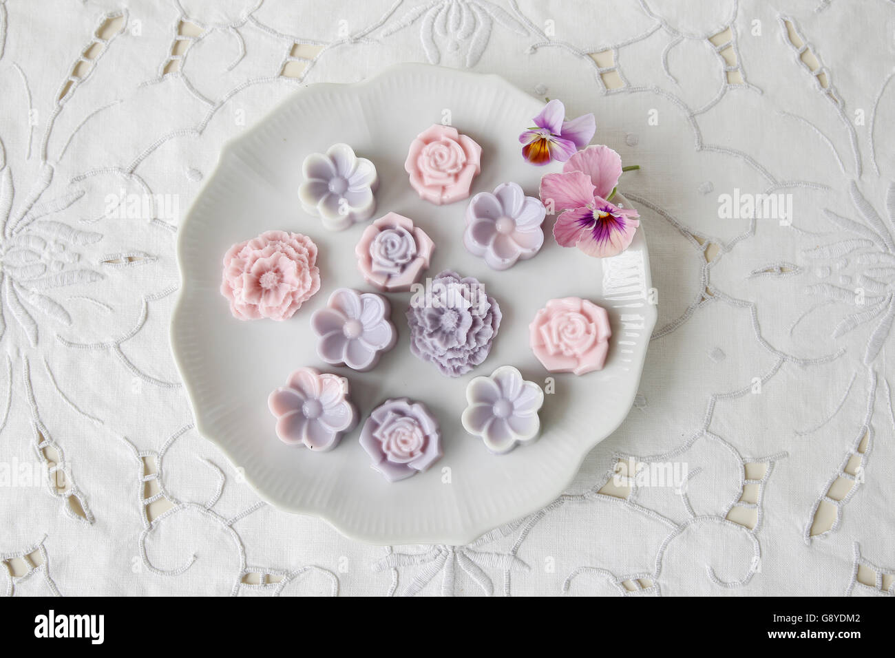 Rosa pastello fiore viola gelatina di cocco sulla piastra vintage Foto Stock