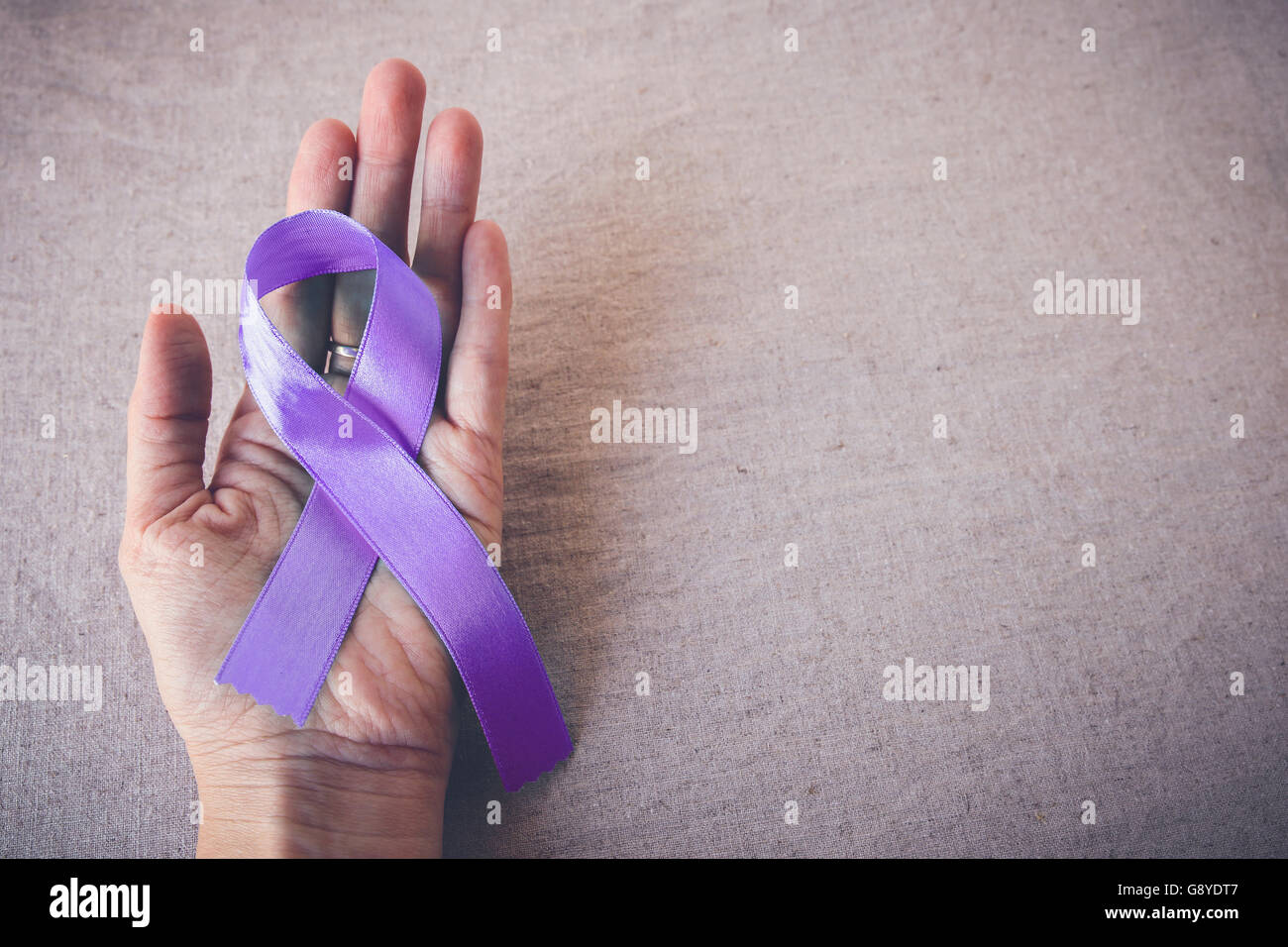 Nastro viola sul lato, spazio copia sfondo tonificante, il morbo di Alzheimer, cancro pancreatico, epilessia consapevolezza Foto Stock