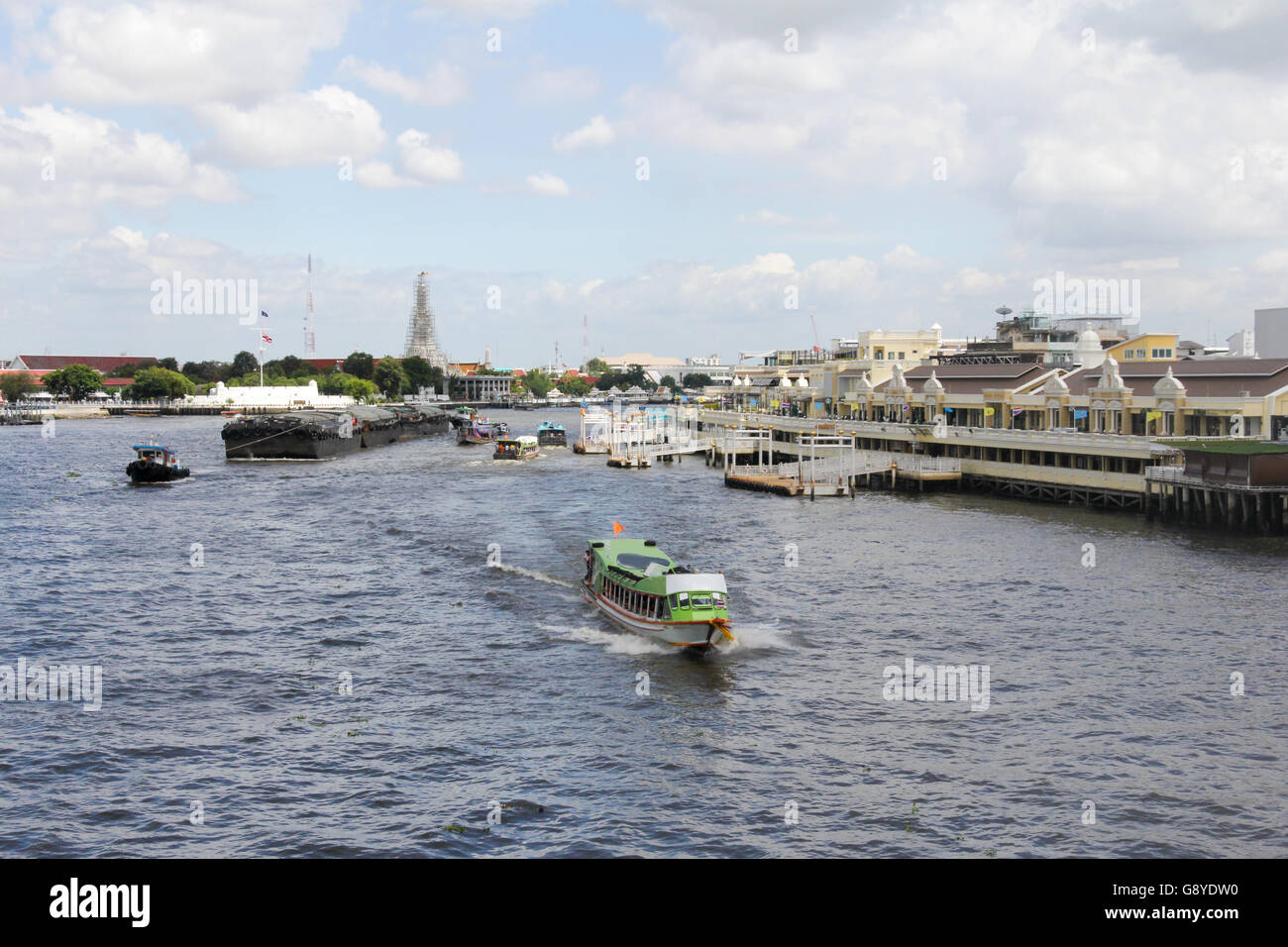 Una barca espressa e una chiatta trainare fanno la loro strada fino il fiume Chao Phraya in Bangkok Foto Stock