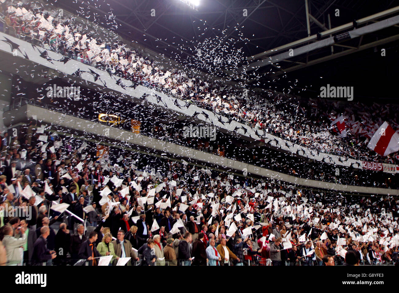 Calcio - UEFA Champions League - Gruppo B - Ajax v FC Thun - Amsterdam Arena. I fan di AJAX passano attraverso Tape Ticker in aria mentre i giocatori si fanno strada sul campo Foto Stock