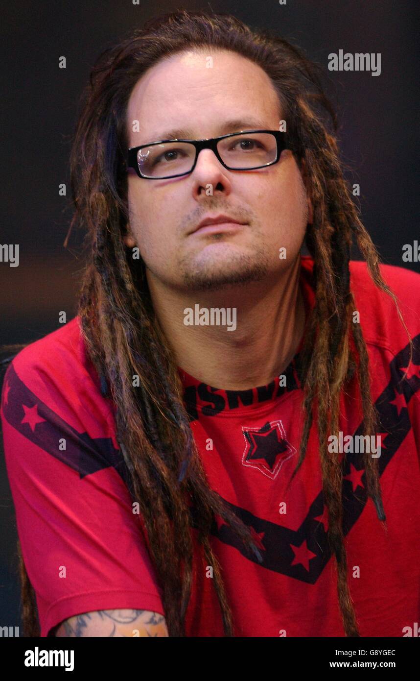 Jonathan Davis della band Korn durante la sua apparizione ospite nello spettacolo MTV's TRL (Total Request Live), in diretta dagli studi MTV, Leicester Square, nel centro di Londra. Foto Stock