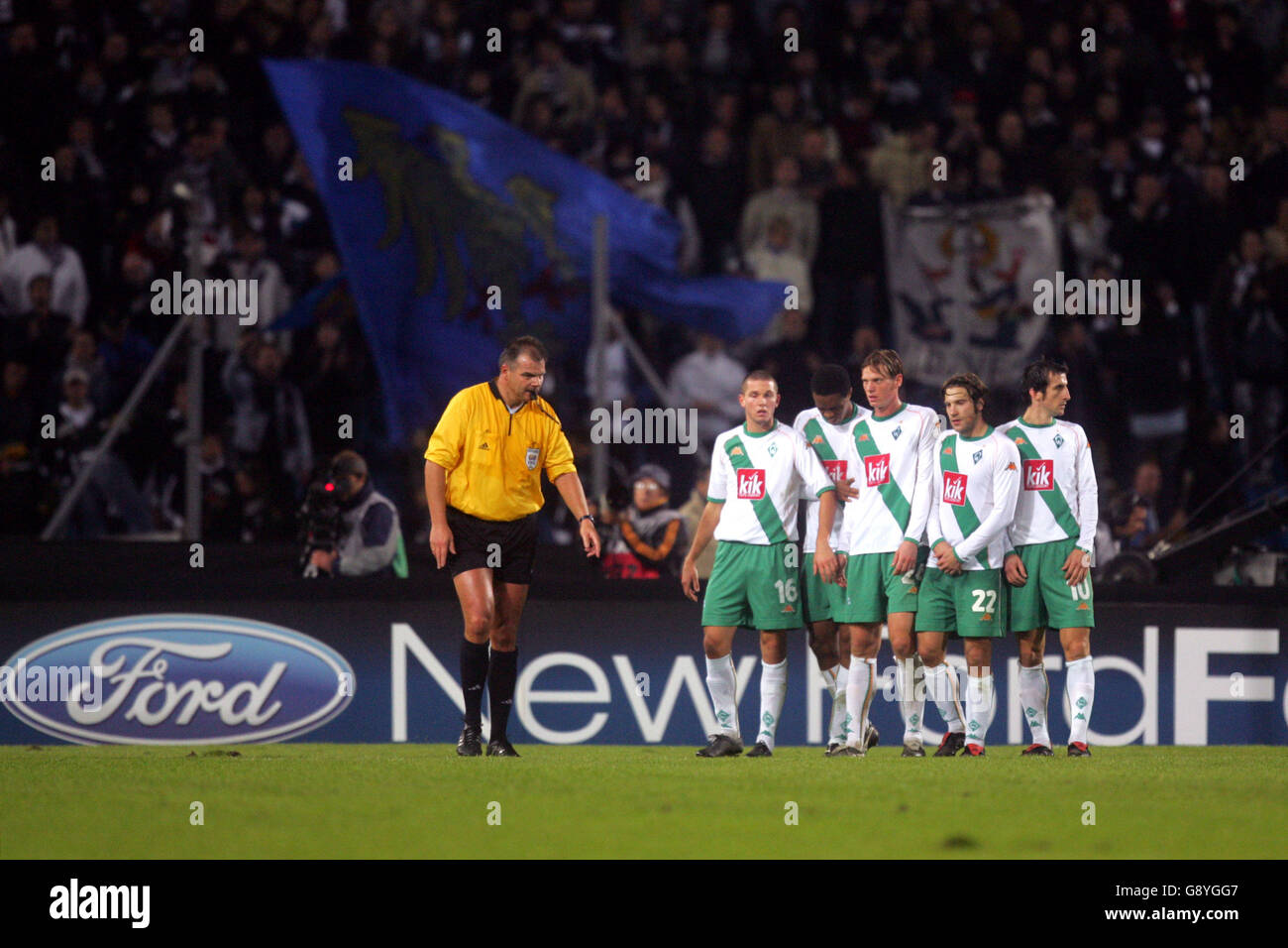 Calcio - UEFA Champions League - Gruppo C - Udinese / Werder Bremen - Stadio Friuli. L'arbitro Rene Temmink organizza il muro difensivo Werder Bremen Foto Stock