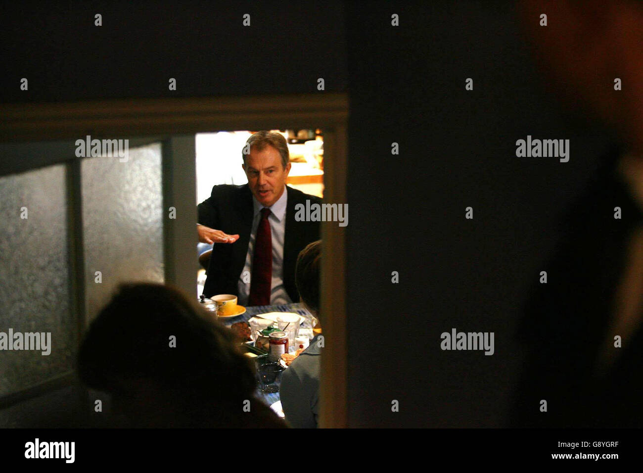 Il primo ministro britannico Tony Blair parla con i genitori nella cucina di George e della casa di Anne Leahy a Dulwich, a sud di Londra, martedì 25 ottobre 2005. Blair e il segretario all'istruzione Ruth Kelly hanno visitato un gruppo di genitori che hanno formato il gruppo della campagna educativa Eden per discutere lo stato dell'istruzione secondaria, il giorno in cui il governo lancia il suo Libro bianco sull'istruzione. Vedere PA storia POLITICA Educazione. PREMERE ASSOCIAZIONE foto. Il credito fotografico dovrebbe essere: Chris Young/PA/WPA Rota. Foto Stock