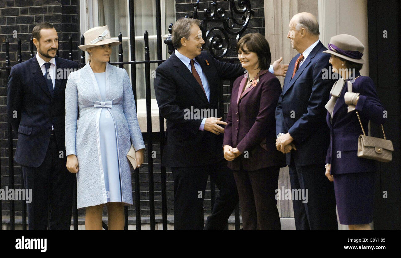 (L - r) il principe ereditario Haakon e la principessa ereditaria mette-Marit di Norvegia - che è incinta di otto mesi, il primo ministro britannico Tony Blair, Cherie Blair, il re Harald e la regina Sonja di Norvegia al di fuori del numero 10 Downing Street, martedì 25 ottobre 2005. La visita di tre giorni della famiglia reale norvegese nel Regno Unito celebra 100 anni di indipendenza dalla Svezia. Vedi la storia della PA ROYAL Norway. PREMERE ASSOCIAZIONE foto. Il credito fotografico dovrebbe essere: Stefan Rousseau/PA. Foto Stock