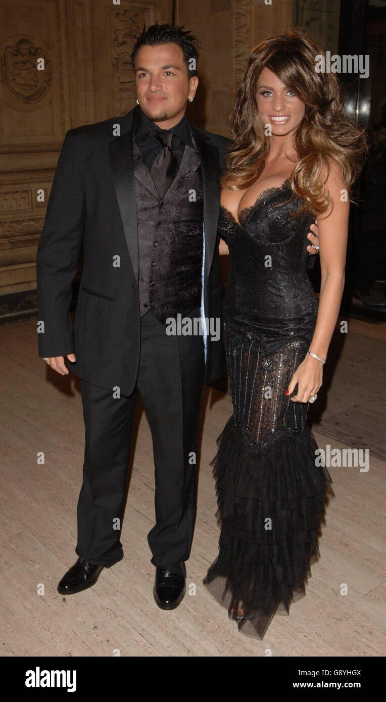 Peter Andre e Katie Price (Giordania) arrivano per il National Television Awards 2005 (NTA), presso la Royal Albert Hall, nel centro di Londra, martedì 25 ottobre 2005. Vedere la storia di PA SHOWBIZ Awards. PREMERE ASSOCIAZIONE foto. Il credito fotografico dovrebbe essere: Ian West/PA Foto Stock