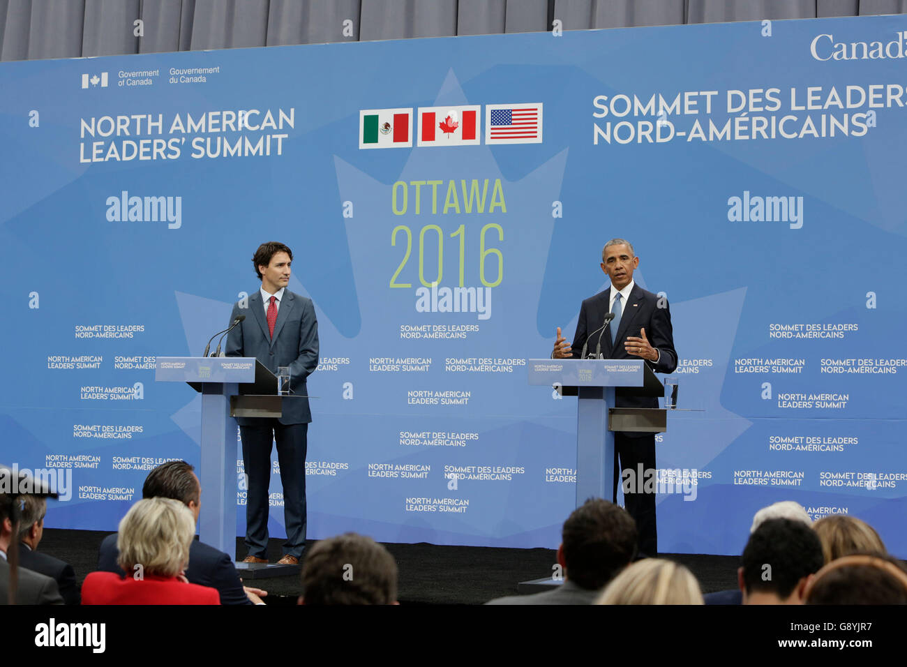 Ottawa, Canada. Il 29 giugno, 2016. Il primo ministro canadese Justin Trudeau (L) e U.S. Il presidente Barack Obama di partecipare alla conferenza stampa durante il North American Leaders Summit di Ottawa in Canada. I leader di Canada, gli Stati Uniti e il Messico si è impegnato a proseguire la loro cooperazione in materia di lotta contro la crescente protezionismo alla chiusura della North American Leaders Summit tenutosi qui mercoledì. I tre leader hanno inoltre convenuto di impegnati a produrre il 50 percento dei loro paesi' elettricità da energia pulita dal 2025. Credito: Xinhua/Alamy Live News Foto Stock