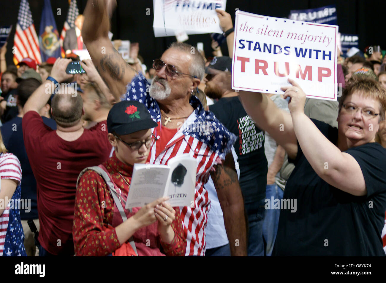 Donald Trump campagna presidenziale nel rally di Bangor, Maine. Un manifestante a Donald Trump rally presidenziale. Foto Stock