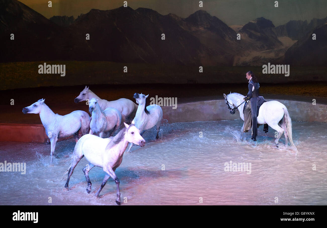 Pechino, Cina. Il 29 giugno, 2016. Un esecutore passeggiate a cavallo durante la Cavalia show tenutosi nel Parco Chaoyang a Pechino Capitale della Cina, 29 giugno 2016. Cavilia è un nuovo mix di ippica e performing arts, multimedia ed effetti speciali, innovativamente integrare le acrobazie, danza, acrobazie aeree e musica dal vivo. Ha cominciato il suo giro del mondo nell'estate del 2003. © Jin Liangkuai/Xinhua/Alamy Live News Foto Stock