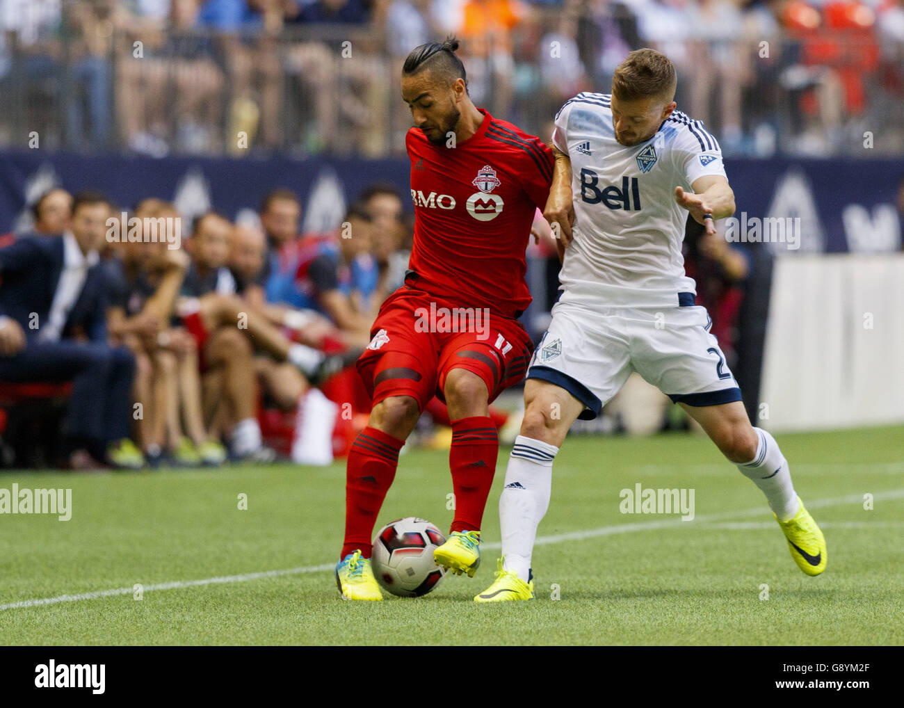 Vancouver, British Columbia, Canada. 15 Maggio, 2013. MO BABOULI (11) del Toronto FC e Giordania Harvey (2) della Vancouver Whitecaps FC battaglie per la sfera durante il loro Amway Campionato Canadese del gioco finale alla BC Place di Vancouver, British Columbia, Canada. © Andrew mento/ZUMA filo/ZUMAPRESS.com/Alamy Live News Foto Stock