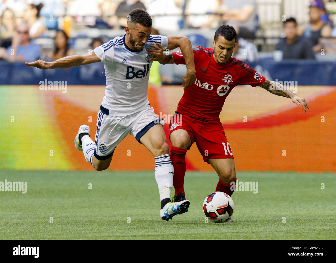 Vancouver, British Columbia, Canada. 15 Maggio, 2013. SEBASTIAN GIOVINCO (10) del Toronto FC e RUSSELL TEIBERT (31) della Vancouver Whitecaps FC gioca la palla durante il loro Amway Campionato Canadese del gioco finale alla BC Place di Vancouver, British Columbia, Canada. © Andrew mento/ZUMA filo/ZUMAPRESS.com/Alamy Live News Foto Stock