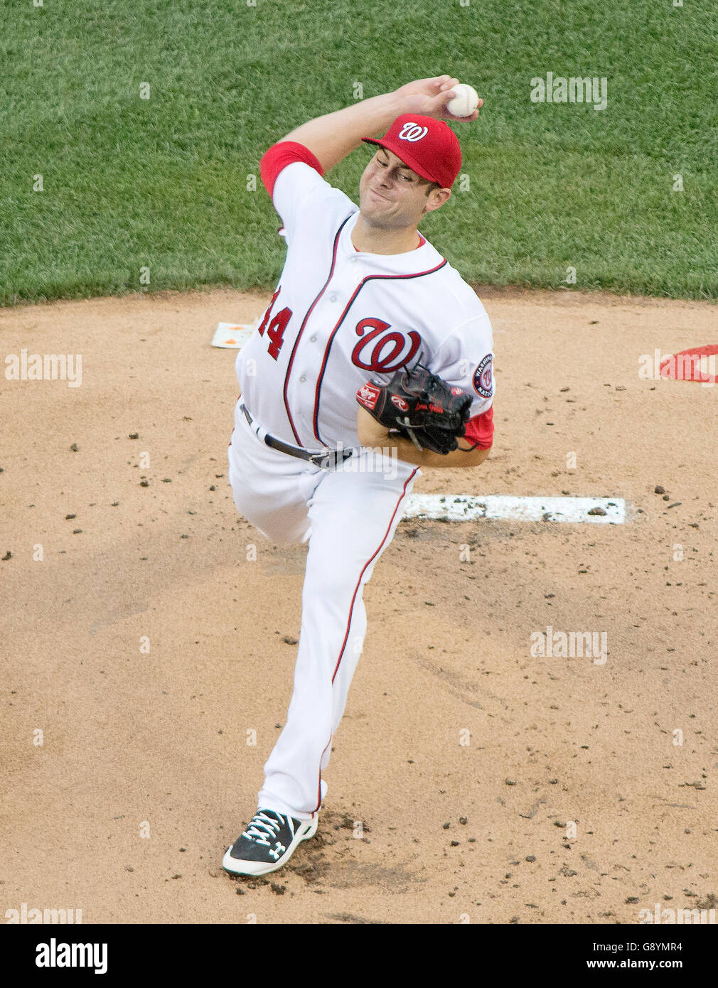 Il suo primo grande partita del campionato. Il 28 giugno, 2016. Cittadini di Washington a partire lanciatore Lucas Giolito (44) funziona nel primo inning contro i New York Mets a cittadini Parco di Washington, DC martedì, 28 giugno 2016. Giolito, il top-rated MLB prospettiva, è il beccheggio nel suo primo grande partita del campionato. I cittadini hanno vinto il gioco 5 - 0. Credito: Ron Sachs/CNP - nessun filo SERVICE - © dpa/Alamy Live News Foto Stock