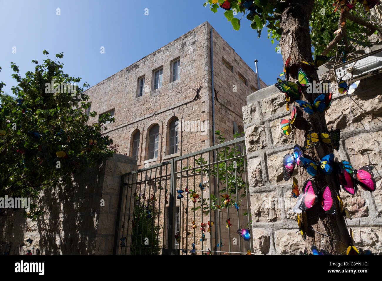 Gerusalemme, Israele. Il 30 giugno, 2016. Farfalle artificiale vicino al cancello di Bezaleel Architecture School a Bezalel Street. Credito: Valentin Sama-Rojo/Alamy Live News. Foto Stock