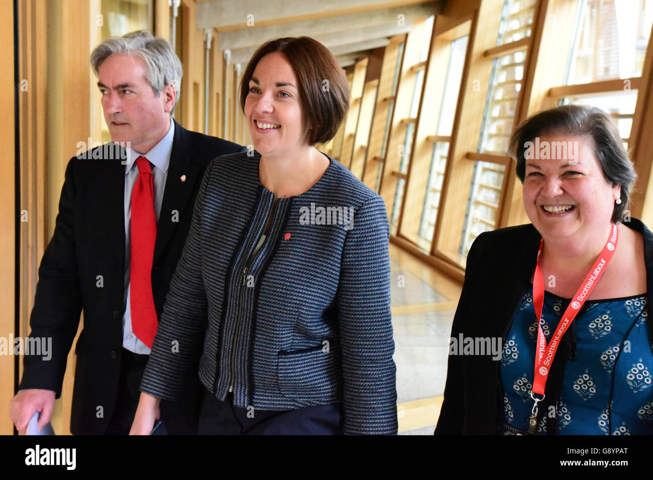 Edimburgo, Scozia, Regno Unito, 30 Giugno, 2016. Scottish leader laburista Dugdale Kezia (C) sul suo modo di primo ministro sulla questione al Parlamento Scozzese, accompagnato da banco anteriore colleghi Iain grigio e Jackie Baillie, Credito: Ken Jack / Alamy Live News Foto Stock