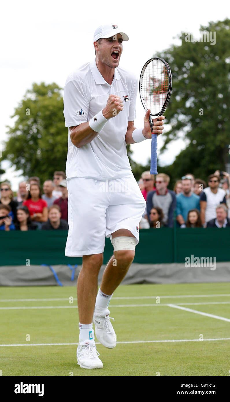 (160630) -- Londra, giugno 30, 2016 (Xinhua) -- John Isner degli Stati Uniti celebra dopo aver vinto il Uomini Singoli Primo turno corrisponde al 2016 campionati di Wimbledon a Wimbledon, a sud-ovest di Londra, Gran Bretagna il 30 giugno 2016. (Xinhua/Ye Pingfan) Foto Stock