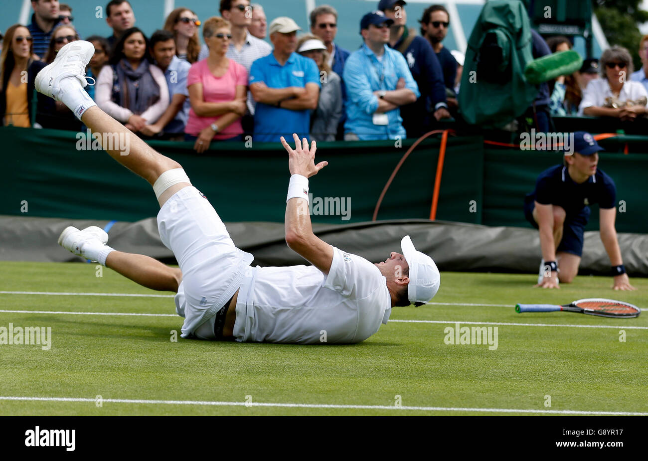 (160630) -- Londra, giugno 30, 2016 (Xinhua) -- John Isner degli Stati Uniti cade verso il basso durante la Uomini Singoli Primo turno corrisponde al 2016 campionati di Wimbledon a Wimbledon, a sud-ovest di Londra, Gran Bretagna il 30 giugno 2016. (Xinhua/Ye Pingfan) Foto Stock