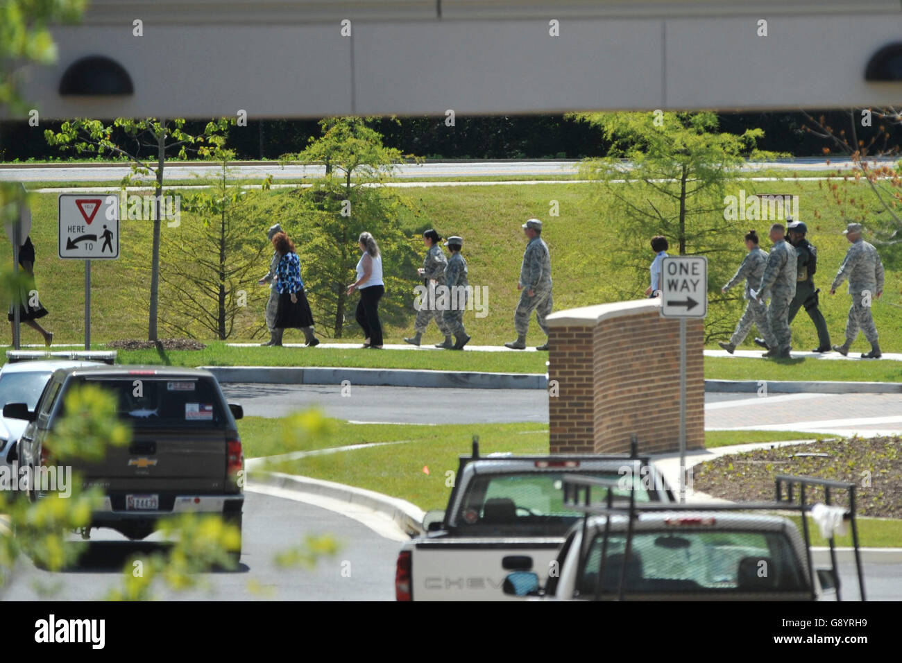 Giugno 30, 2016 - Camp Springs, MD, Stati Uniti - Le persone lasciano il Malcolm crescere Medical Center presso il militare degli Stati Uniti di base comune Andrews nel Maryland in seguito a una relazione di un tiratore attivo al centro sul vastissimo campus militare che è casa di Air Force One. La relazione è stata evidentemente scatenato da attività durante un drill pianificata destinato a preparare per un tiratore. (Credito Immagine: © Jay Mallin via ZUMA filo) Foto Stock