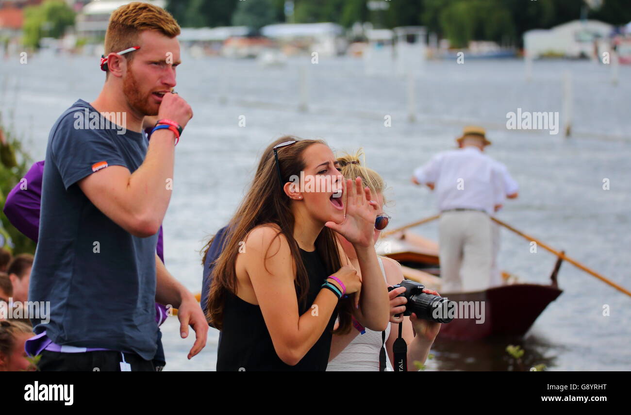 I rematori provenienti da tutto il mondo è venuto per l'annuale Henley Royal Regatta 2016 Foto Stock