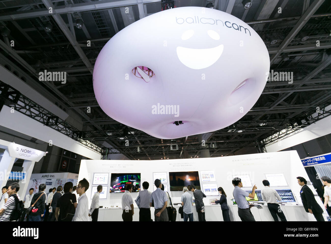 Un Panasonic Balooncam drone sulla visualizzazione del contenuto a Tokyo 2016 a Tokyo Big Sight il 30 giugno 2016, Tokyo, Giappone. Contenuto Tokyo 2016 riunisce 1.530 espositori che mostrano i loro brani più recenti, gioco, animazione, programmi TV e film prodotti e soluzioni tecnologiche durante la tre giorni di fiera. Organizzatori 11,749 visitatori durante il primo giorno e sperare di attrarre alcuni 38.000 partecipanti nel corso dell'evento fino al Luglio 1st. © Rodrigo Reyes Marin/AFLO/Alamy Live News Foto Stock