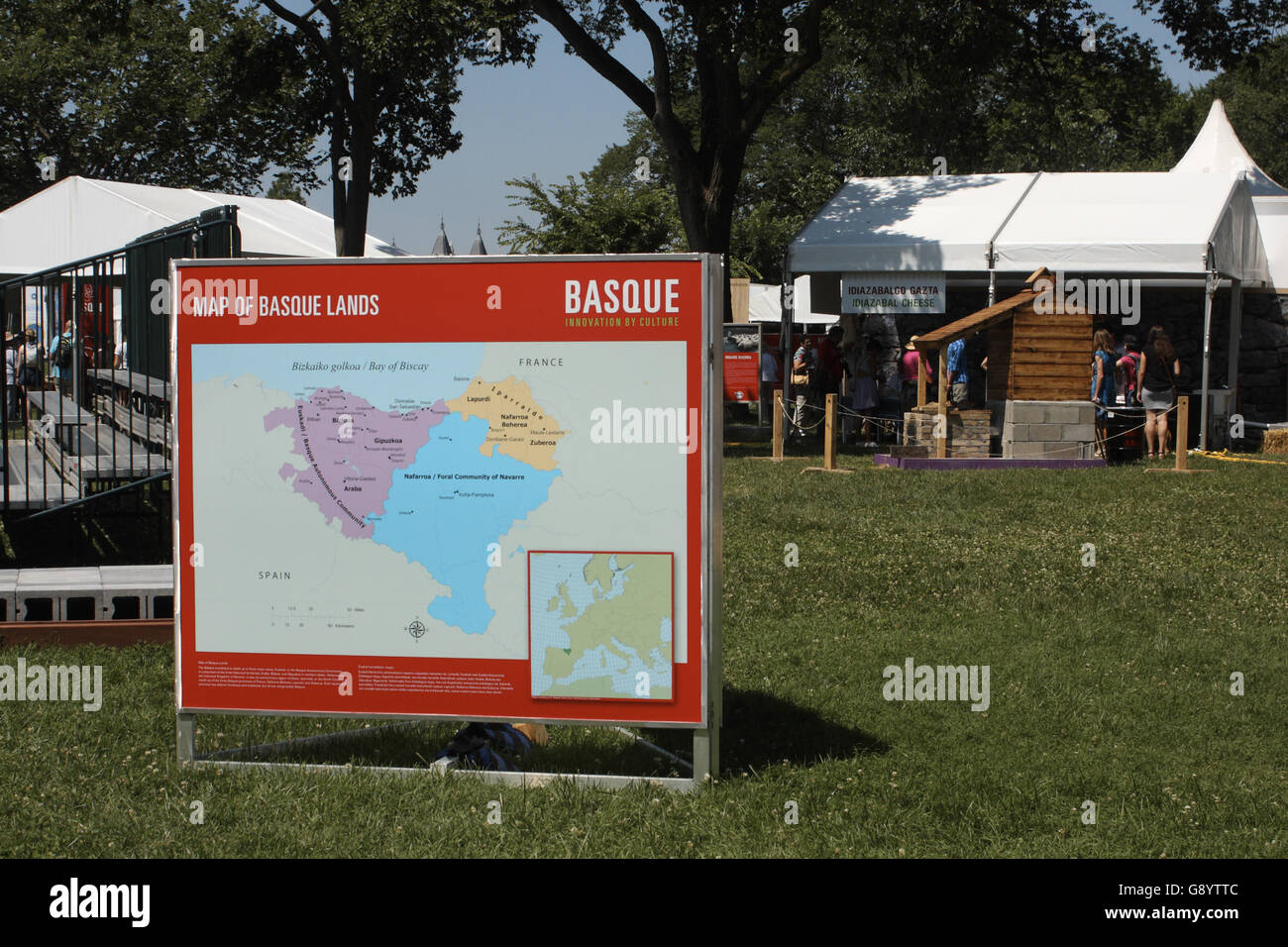 Washington, DC, Stati Uniti d'America. Il 30 giugno, 2016. Il 2016 Lo Smithsonian Folklife Festival, i cui temi sono ''il Basco: Innovazione dalla cultura'' e ''Suoni della California." Questo anno, ha luogo il National Mall di Washington DC. Visto qui è un segno che mostra il basco su una mappa con tende in background. © Evan Golub/ZUMA filo/Alamy Live News Foto Stock