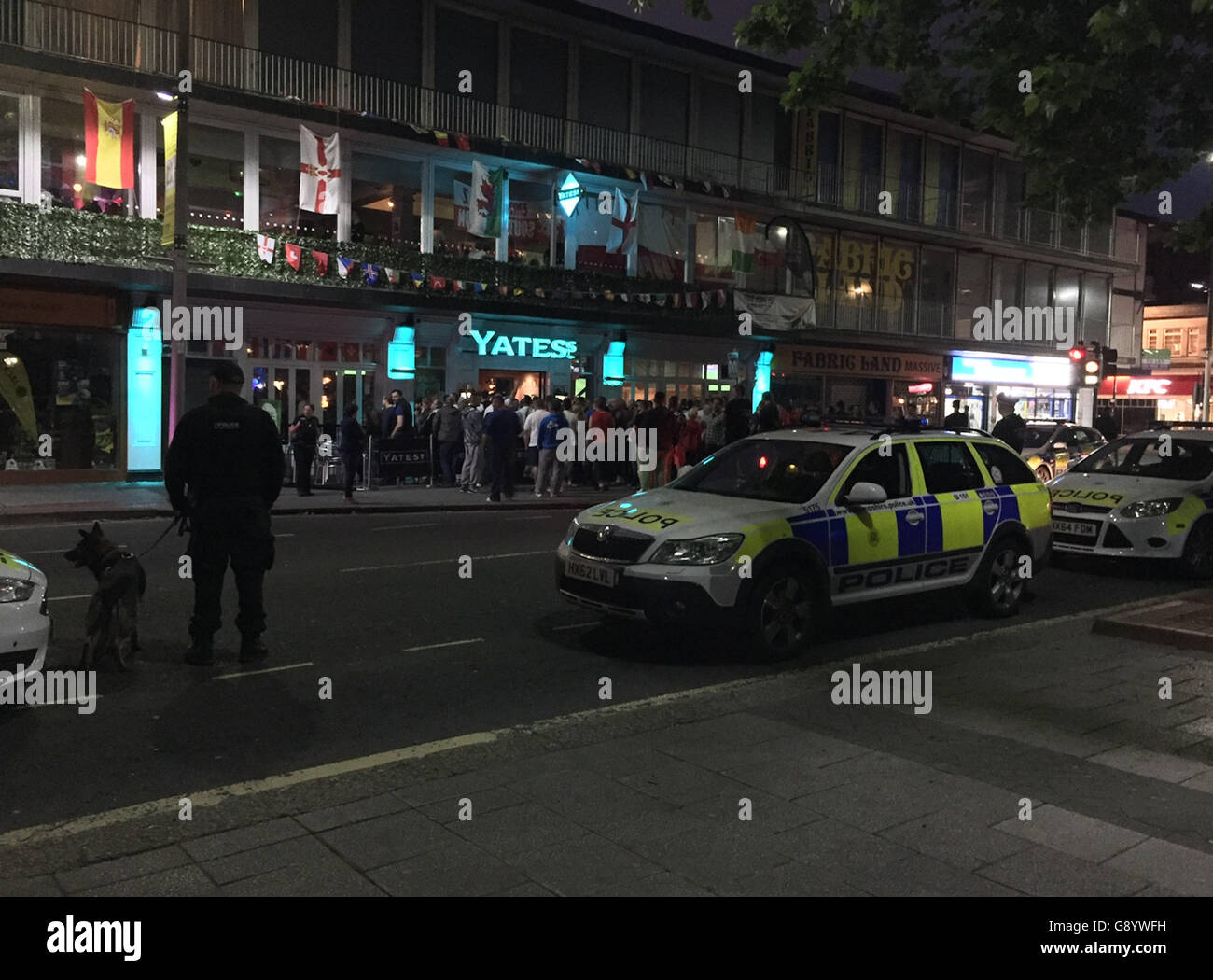 Southampton, Hampshire giovedì 30 giugno 2016 una massa rissa scoppiata al di fuori di un popolare pub come i fan guardato un Euro 2016 corrispondono. Ventole era stato tranquillamente a guardare la partita tra la Polonia e il Portogallo a Yates in precedenza Bar Street a Southampton. Ma come i fan è andato fuori prima del tempo extra di una lotta di massa scoppiato e 13 auto della polizia e cani swooped in zona. Yates ora hanno smesso di persone di entrare nel luogo. Gli appassionati che era stato in Yates ha preso a stare al di fuori lo Spitfire to peer tramite la finestra come la partita è andato a sanzioni, con il Portogallo per poi aggiudicarsi. Credito: uknip/Alamy Live News Foto Stock