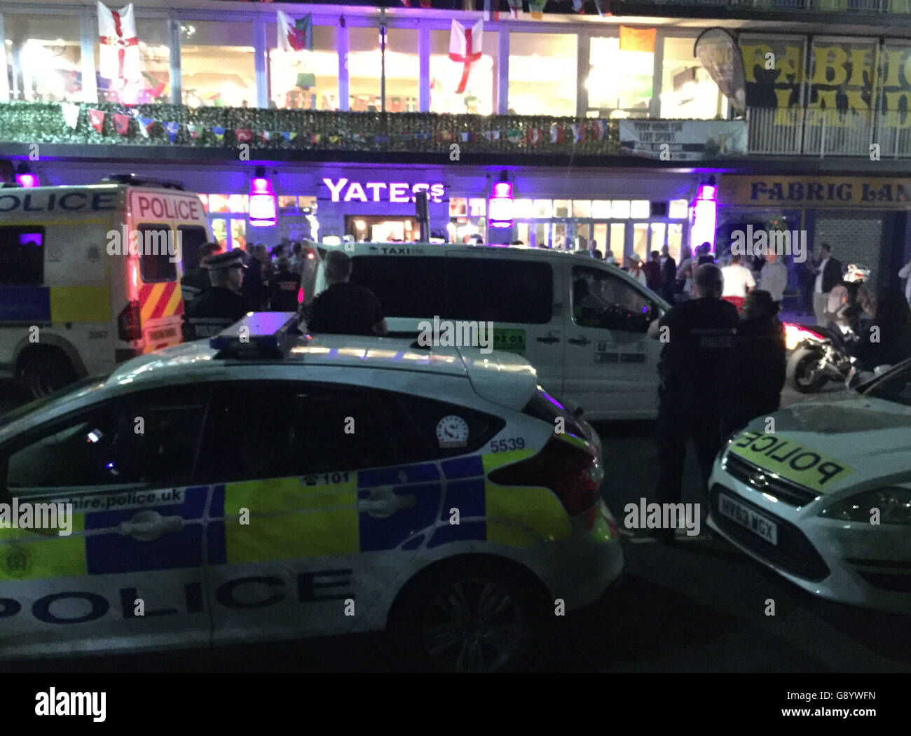 Southampton, Hampshire giovedì 30 giugno 2016 una massa rissa scoppiata al di fuori di un popolare pub come i fan guardato un Euro 2016 corrispondono. Ventole era stato tranquillamente a guardare la partita tra la Polonia e il Portogallo a Yates in precedenza Bar Street a Southampton. Ma come i fan è andato fuori prima del tempo extra di una lotta di massa scoppiato e 13 auto della polizia e cani swooped in zona. Yates ora hanno smesso di persone di entrare nel luogo. Gli appassionati che era stato in Yates ha preso a stare al di fuori lo Spitfire to peer tramite la finestra come la partita è andato a sanzioni, con il Portogallo per poi aggiudicarsi. Credito: uknip/Alamy Live News Foto Stock