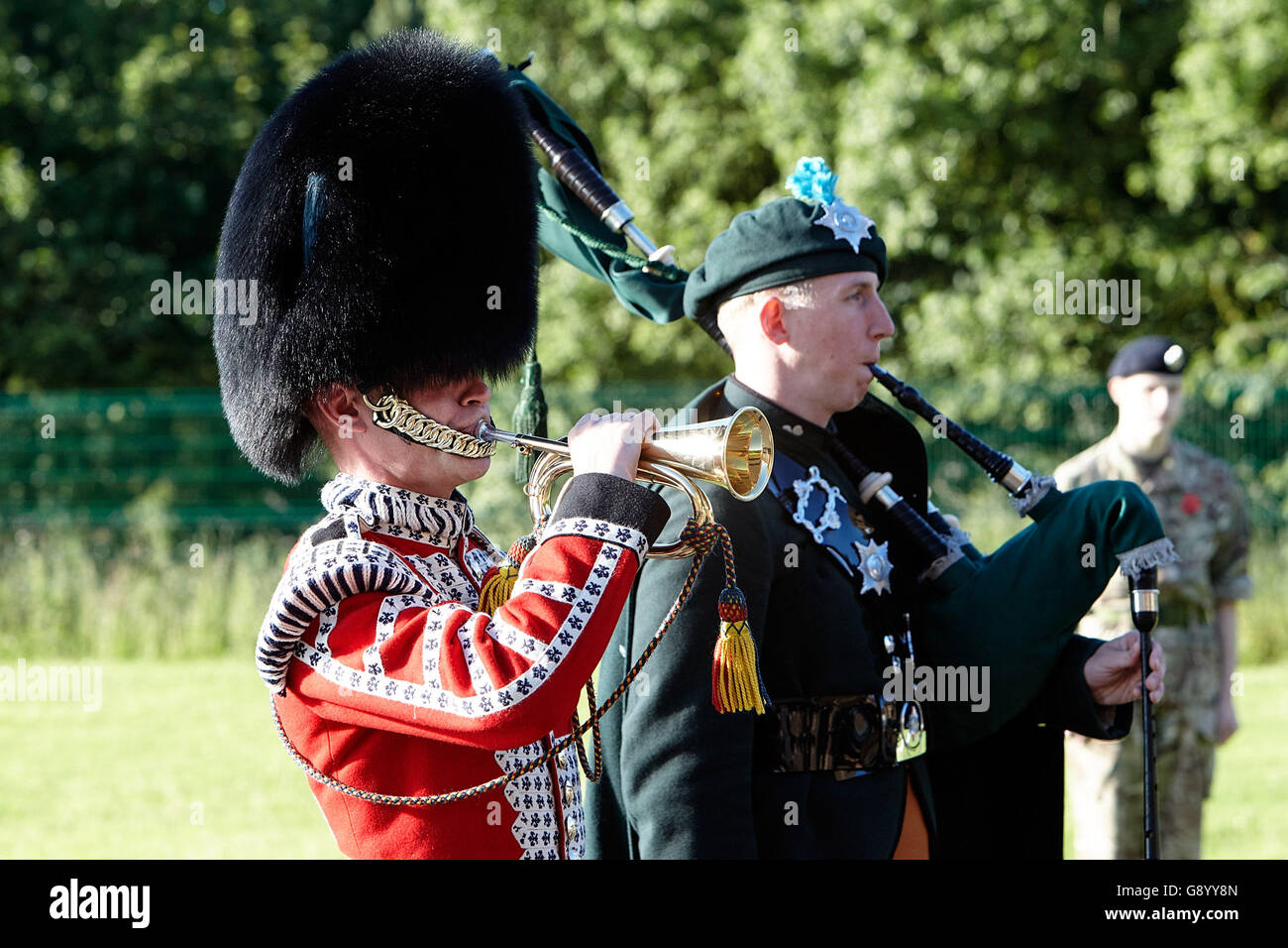 Newtownards, County Down, Irlanda del Nord. 1 Luglio, 2016. Irlandese guardie bugler e piper alla veglia Nazionale per commemorare il centenario del primo giorno della battaglia della Somme, Somme Museum, Newtownards, County Down, Irlanda del Nord, 1° luglio 2016. Credito: Radharc Immagini/Alamy Live News Foto Stock