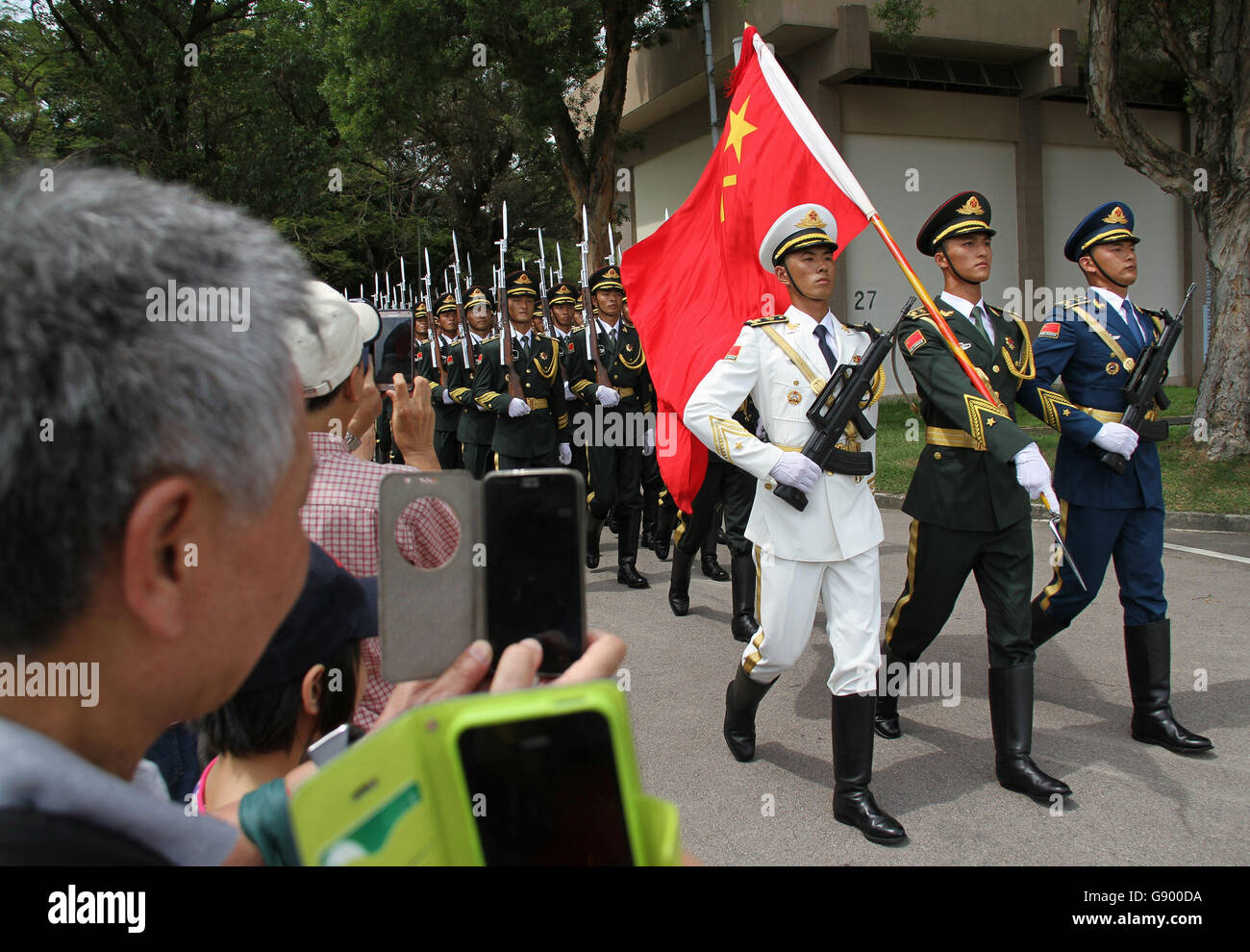 Hong Kong. 1 Luglio, 2016. Soldati di Hong Kong il Presidio del popolo cinese della Esercito di Liberazione (PLA) eseguire durante la giornata delle porte aperte nel sud della Cina di Hong Kong, 1 luglio 2016. Per celebrare il diciannovesimo anniversario della il ritorno di Hong Kong alla madrepatria, Hong Kong presidio di PLA ha organizzato un open day, consentendo ai residenti locali di visitare le loro caserme venerdì. Credito: Wang Shen/Xinhua/Alamy Live News Foto Stock