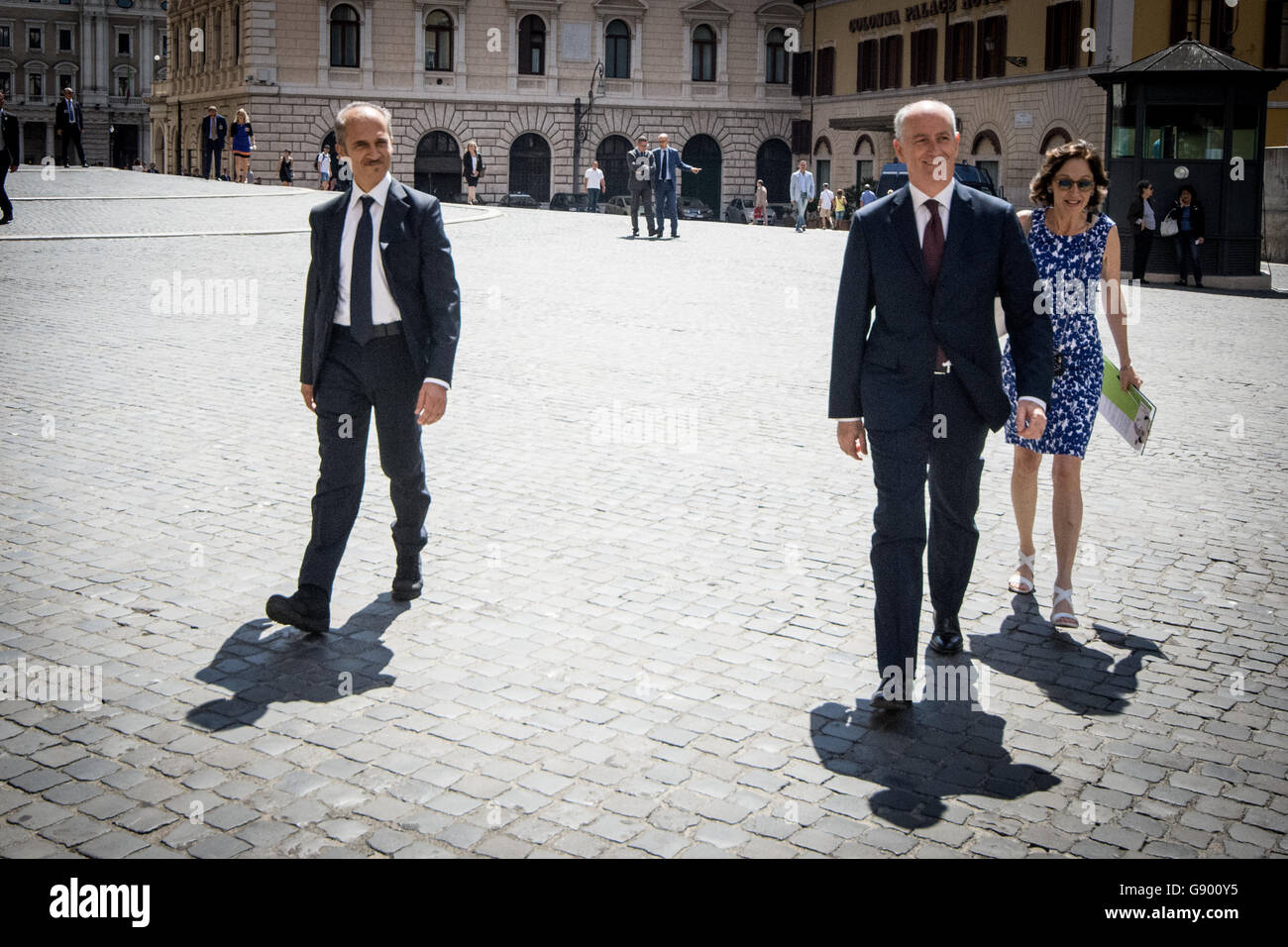 Roma, Italia. 01 Luglio, 2016. Roma 1 luglio la presentazione della campagna "questo non è amore la consapevolezza nei confronti della violenza contro le donne, in Piazza Montecitorio. *** Caption locale *** Roma 1 luglio la presentazione della campagna "questo non è amore la consapevolezza nei confronti della violenza contro le donne, nella foto il capo della polizia Franco Gabrielli (C) Credito: Andrea Ronchini/Alamy Live News Foto Stock