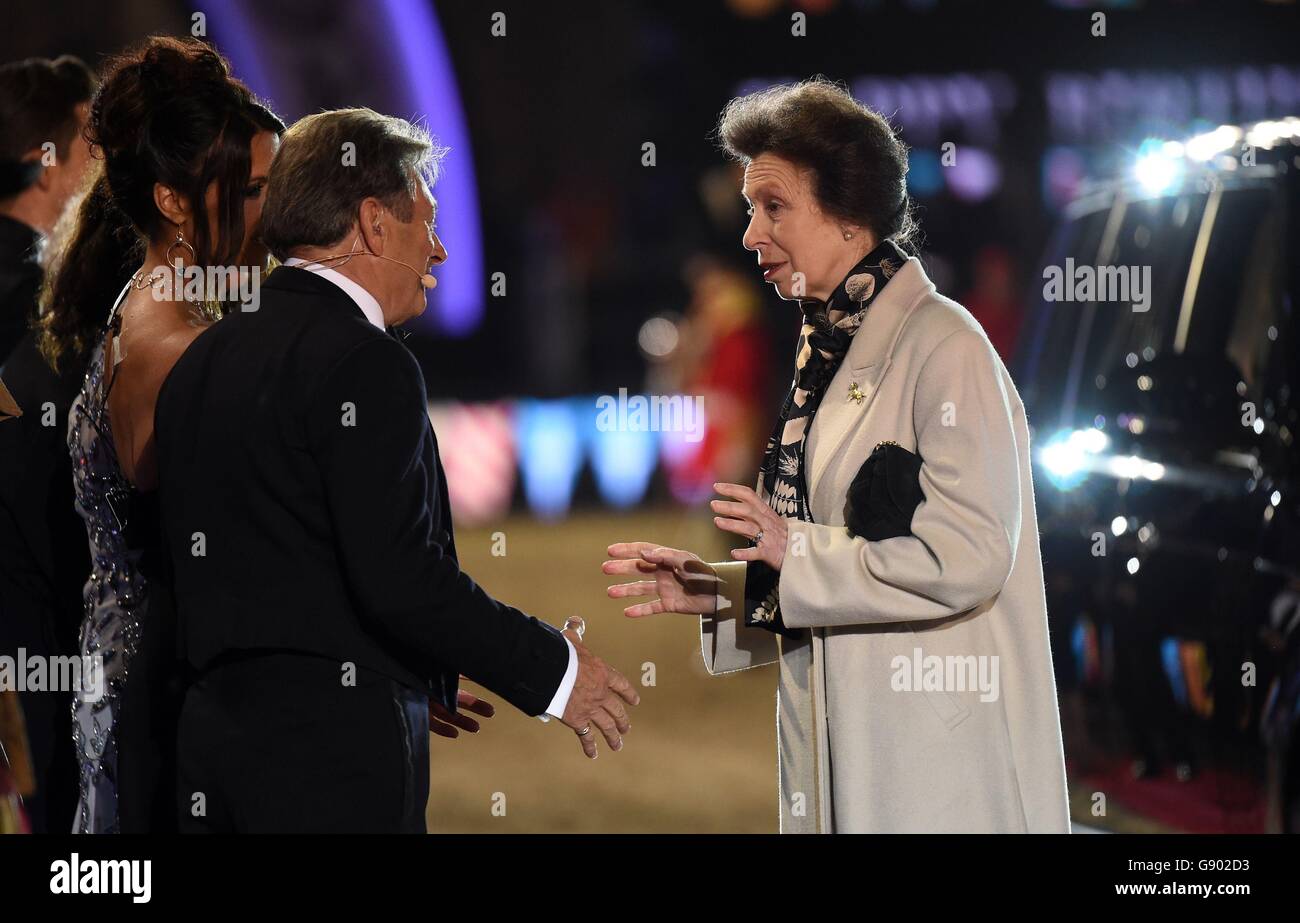 La Principessa Royal (a destra) incontra Alan Titchmarsh dopo la prima notte del 90° compleanno della Regina, il secondo giorno del Royal Windsor Horse Show, che si tiene nei terreni del Castello di Windsor nel Berkshire. Foto Stock