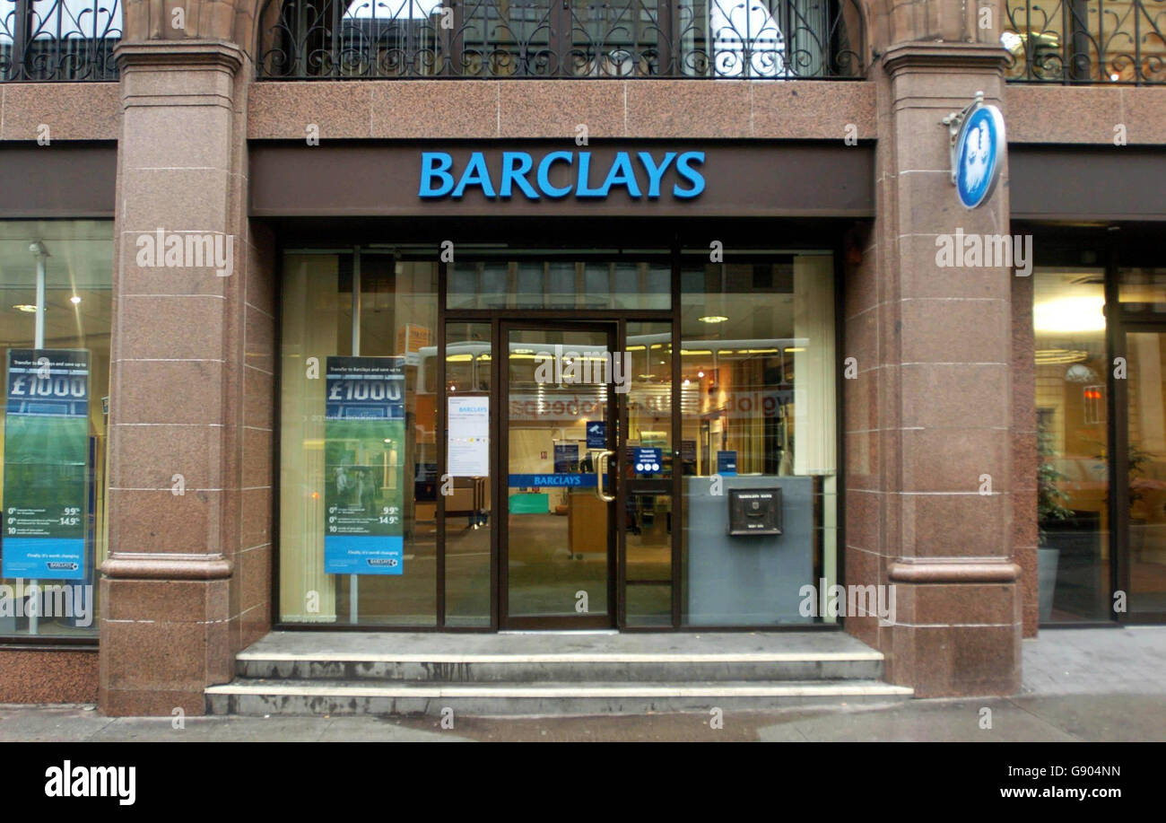 La filiale di Barclays Bank a St Andrew Square a Edimburgo. Barclays hanno annunciato una nuova campagna pubblicitaria multi-milionario sterlina che spera di riposizionare il suo marchio per concentrarsi sulle innovazioni da parte del suo staff, Martedì 18 ottobre 2005. La campagna pubblicitaria a livello nazionale, che sarà la più grande che la banca ha intrapreso negli ultimi anni, mira a evidenziare attraverso scenari esagerati le idee e il pensiero creativo personale di filiale hanno impiegato per aiutare i clienti. Vedere PA storia DENARO Barclays.. PREMERE ASSOCIAZIONE foto. Il credito fotografico dovrebbe essere: Danny Lawson/PA. Foto Stock